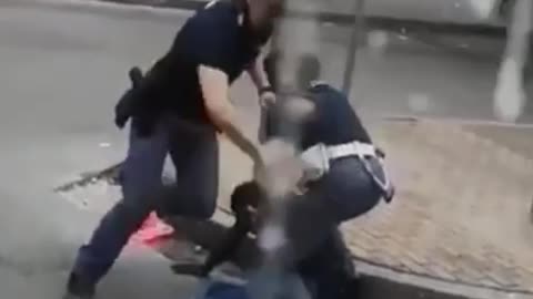 Drunk African with a knife chases the Italians to stab police acts quickly.