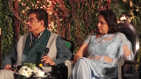 Hema Malini & Shatrughan Sinha FUNNY MOMENT Struggling To Talk At An Event