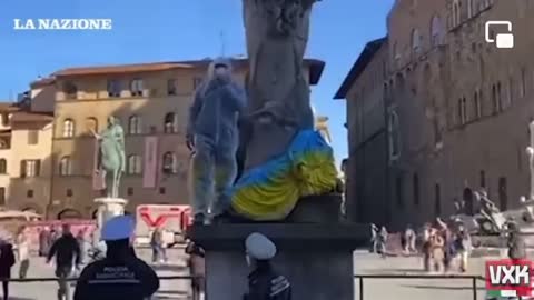 Italiani applaudono ad un imbaratta statue...con la bandiera dell'Ucraina.