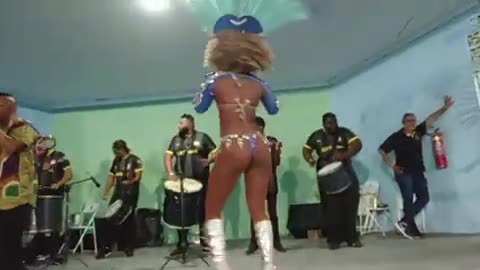 💚💛Carnival in Rio de Janeiro - Samba woman dancing