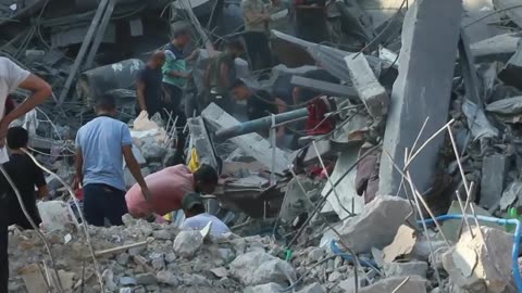 Isreali bombs refugee camp in Gaza