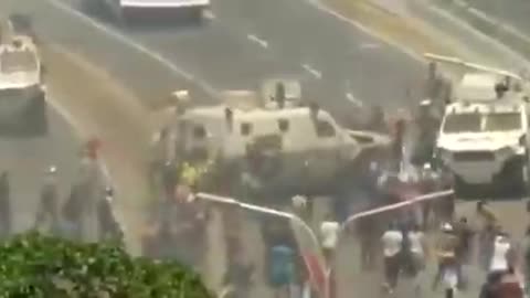 Tanque del chavismo arrolla a manifestantes en Caracas (Venezuela)