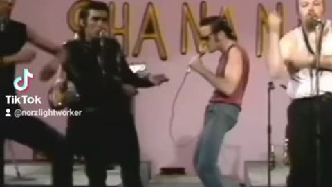 WHO REMEMBERS THESE GUYS. SHA NA NA - I WONDER WHY