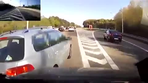 Violent ROAD RAGE : crazy car driver strikes a truck