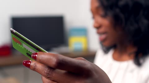 closeup video of a person holding a credit card!