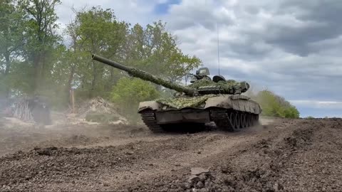 🇷🇺 T-80BV tanks at work towards Kupyansk