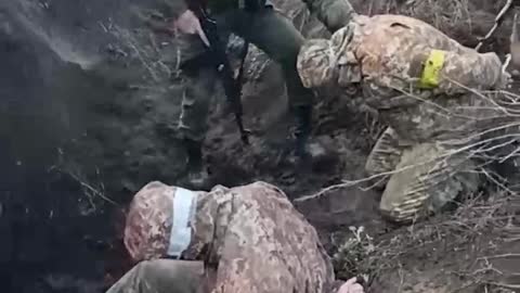 The Russian army captured two Ukrainian soldiers who were in inadequate conditions