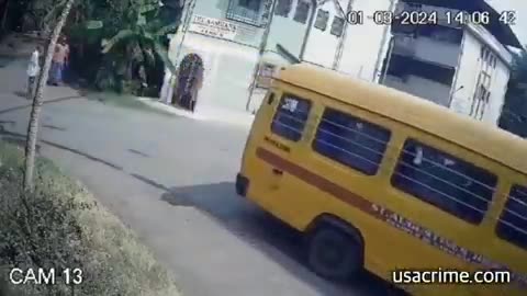 Dos menores sufren dramático accidente al cruzar una calle en la India.