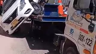 Video: vehículo inmovilizado por DATT se cae de grúa