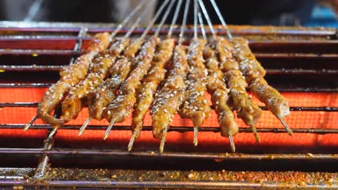 A big meat skewer sizzling with oil is delicious