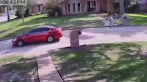 Texas: Landscaper uses weed whacker to fight back during robbery
