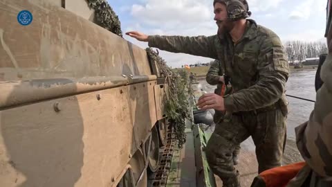 Grupo táctico 'Málaga' cruzando el río Vístula, Polonia.