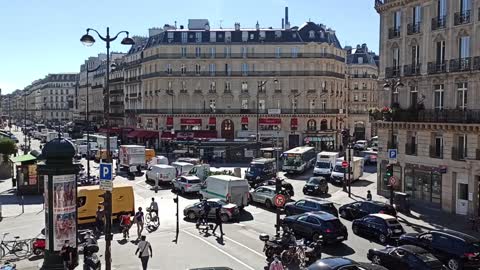 heavy traffic in the streets of paris