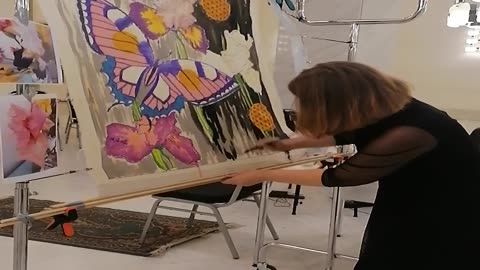 Watch me painting on silk at the break during one of our concerts in Vienna.