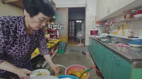 An 80-year-old grandma is shocked... 50-year-old Korean Snack Bar in Gumi Mukbang