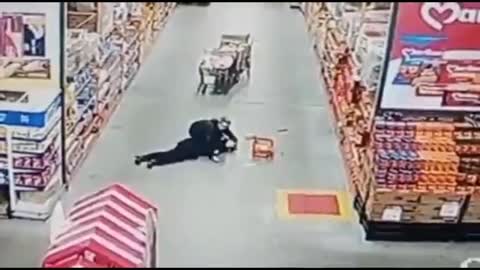 ATENCION VIRAL mujer cae fuliminada en SUPERMERCADO #Repentinitis #vacunasgrafenomatan