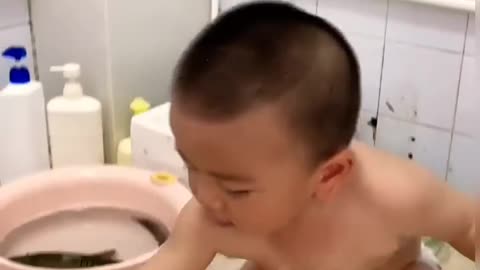 Baby bathing live frog - Cute