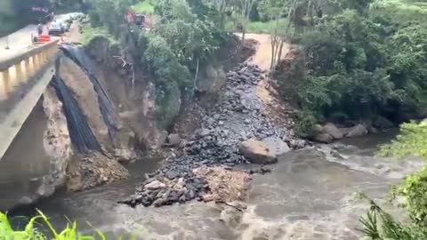 Video: Avanzan labores para evitar colapso de puente que comunica a Santander con Boyacá