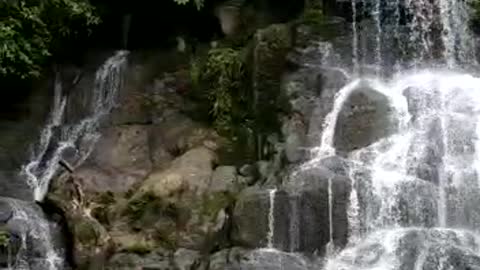 Cascada con agua azufrada