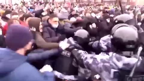 🚨 - Protests swell across Russia