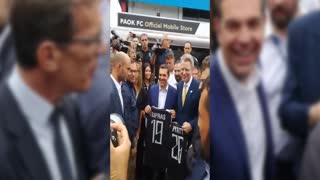 Alexis Tsipras receives a paok jersey