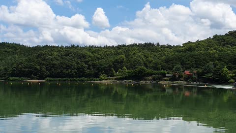 Nature : clouds reflected in the lake