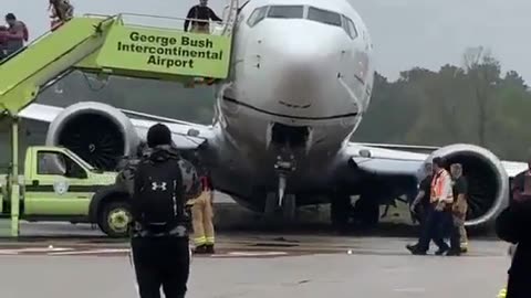 United Boeing 737 MAX suffers gear collapse after landing in Houston, Texas.