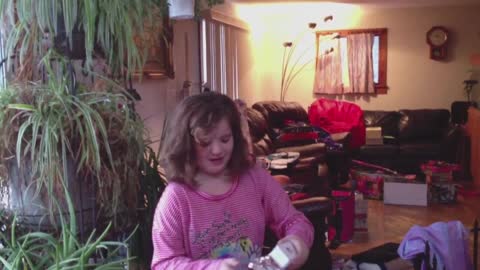 Dad and daughter pull christmas iPhone prank on mom