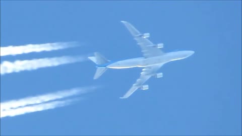 Chemtrails/SRM Aircraft over England.Alan Watt on Geoengineering. HD