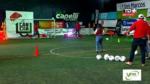 Mujer sorprende al patear la pelota