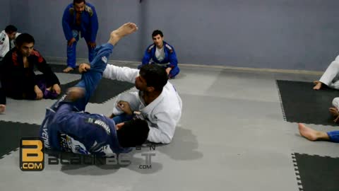 07 Manteniendo la guardia en Jiu-Jitsu (mal audio, pero gran explicación visual jajaja) Felipe Costa