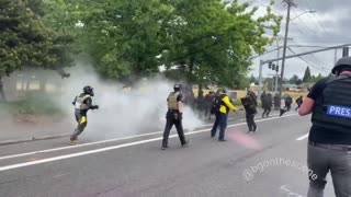Small Group of Patriots Chase Off MASSIVE Throng of Antifa Wimps