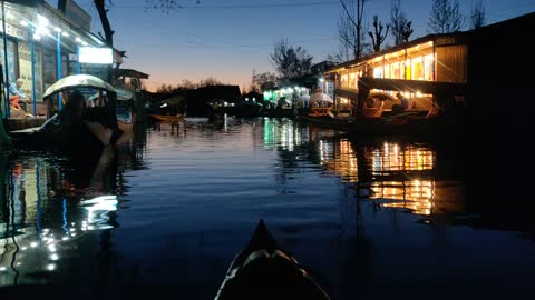 The Floating Markets on Dal Lake - Best for Kashmiri Items