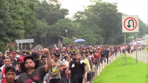 Caravana migrante inicia su camino en México con temor tras tragedia en Texas