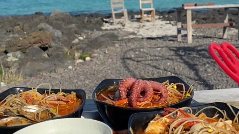 It's an octopus in the sea of Jeju Island.