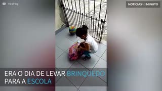Criança tenta levar cachorrinho para a escola dentro da mochila