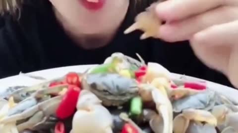 Amazing! Chinese eat whole crab