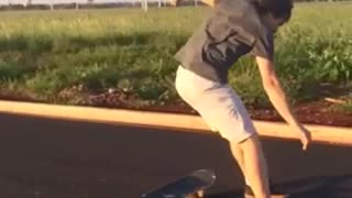 Guy in skateboard hits himself