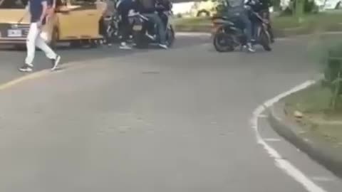 Motociclistas atracan a taxista en Cali