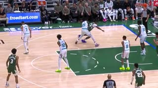 NBA - Thanasis Antetokounmpo shoots a bucket and Giannis! Bucks-Hornets