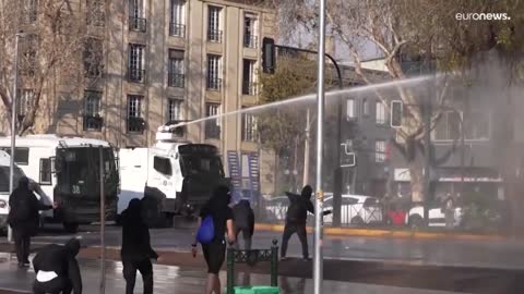 Chile: Student protesters clash with police (Sept. 10, 2022)