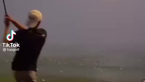 This guy strike the lightening by golf