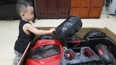 Leo unboxing Giant Gift Box//Unboxing and assembling Power Wheels Car Super Fast.