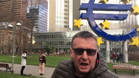 Lambrenedetto a Francoforte in Germania davanti alla vecchia Banca Centrale Europea(BCE) in protesta contro l’Euro