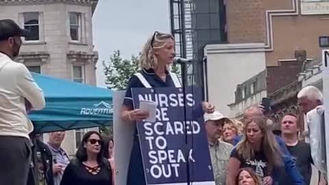 バーミンガムでコロナウイルスの圧制に対して勇気を持って発言する看護師