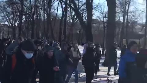 More footage of protests in Putin’s home city today. Always the same anti-war chant