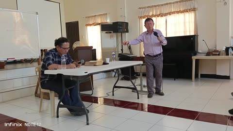 A korean translating their language into Philippine tagalog