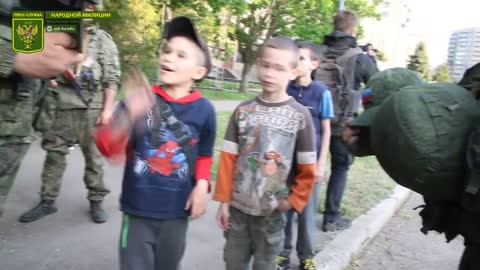 Children of liberated Svetlodarsk joyfully met the fighters of the LPR