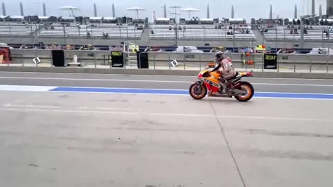 😲😲Unforgettable moments of the Moto 2015 - Marc Marquez Ran Without His Motorcycle