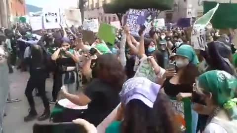 Unfassbare Aggressionen der Abtreibungsbefürworter gegen die Kirche in Mexiko!